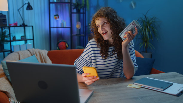 富有快乐的年轻女子数钱现金在智能手机应用程序，购买网上购物图片下载