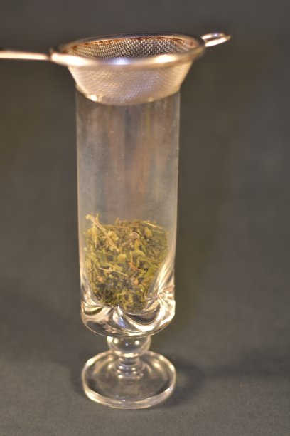 葡萄酒杯里有茶叶图片下载