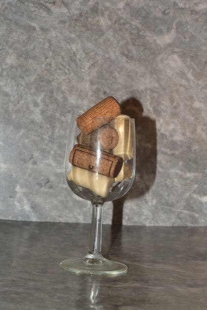 满是软木塞的葡萄酒杯图片下载