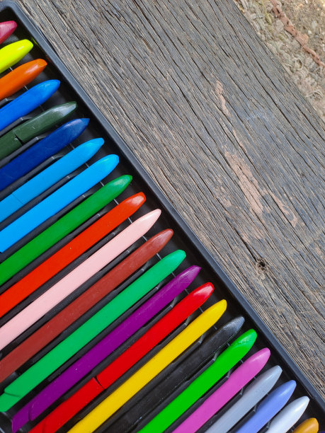 彩色蜡笔。蜡笔和粉彩在白色背景上孤立地排列着。图片下载