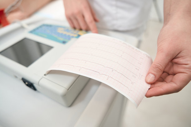 在医院检查心跳的工作过程详细照片图片下载