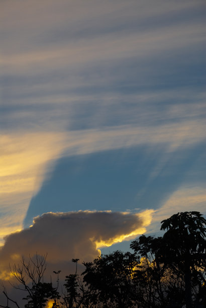 日落时有云和阴影，天空部分晴朗，在拉丁美洲投下阴影图片下载