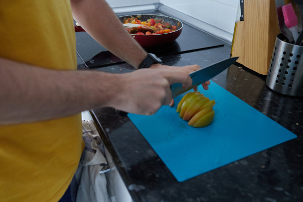 匿名人士在厨房切西红柿图片下载