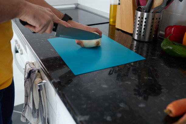 一个匿名的人用刀切洋葱图片下载