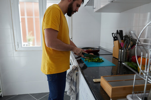 有人在厨房做饭图片下载