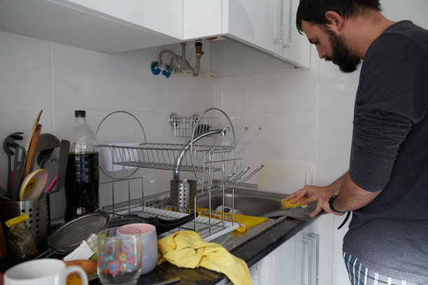 有胡子的男孩在家里擦洗图片下载