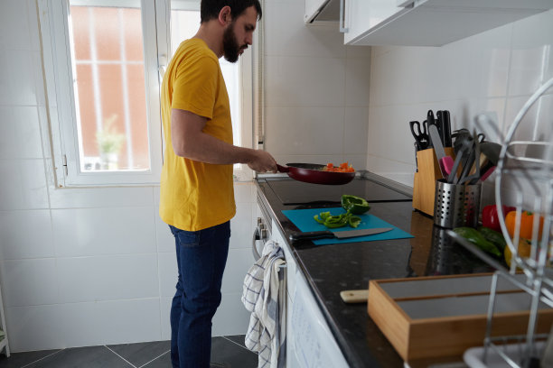 有人在厨房做饭图片下载