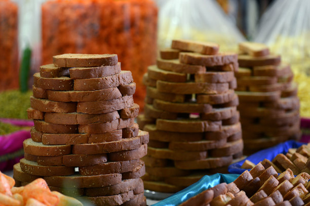 面包堆在三个塔里图片下载