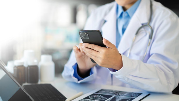 亚洲医生在办公室用手机和听诊器工作。医疗技术概念。图片下载