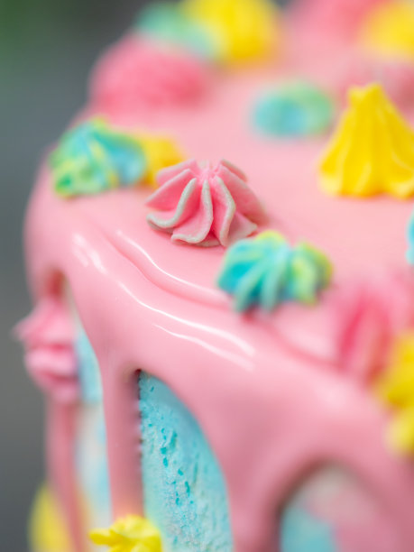 糕点师设计师正在制作一个足球足球作为蛋糕顶部的糖霜图片下载