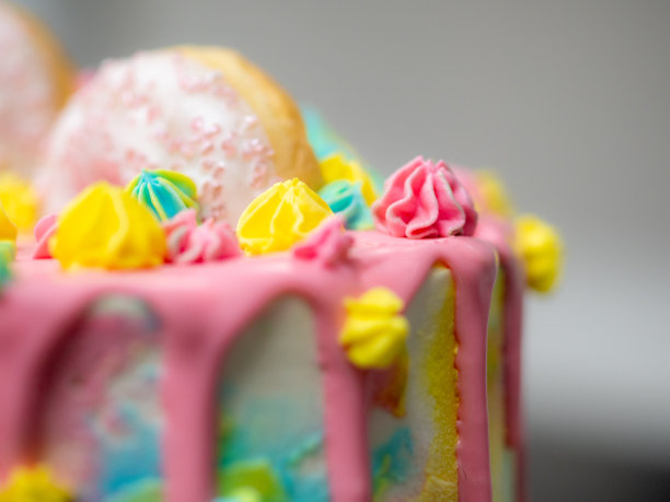 糕点师设计师正在制作一个足球足球作为蛋糕顶部的糖霜图片下载