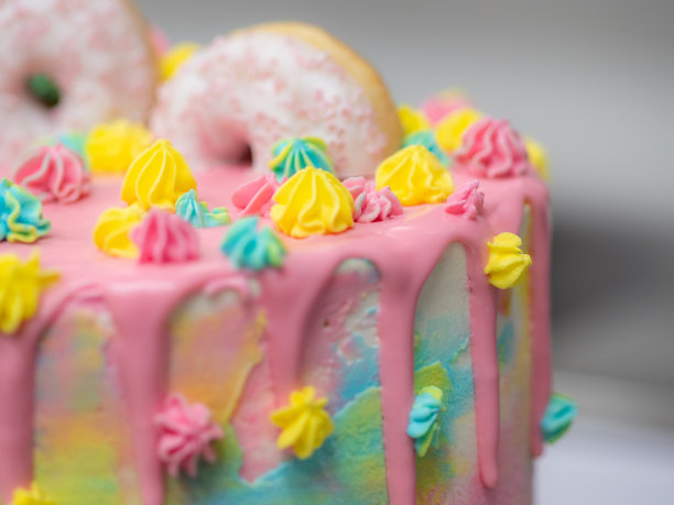 糕点师设计师正在制作一个足球足球作为蛋糕顶部的糖霜图片下载