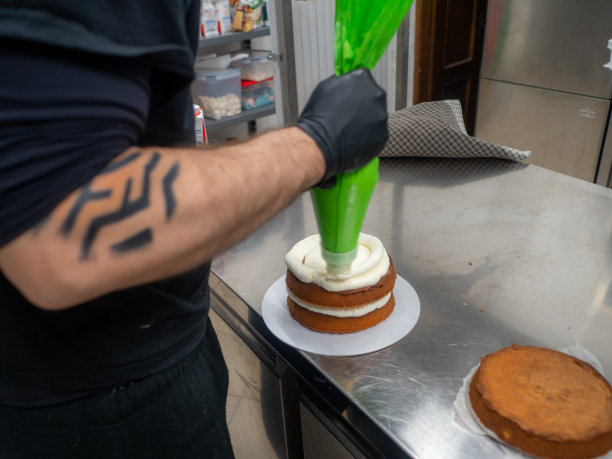 糕点设计师厨师制作了一个三层的黑巧克力蛋糕，里面有浆果和奶油图片下载