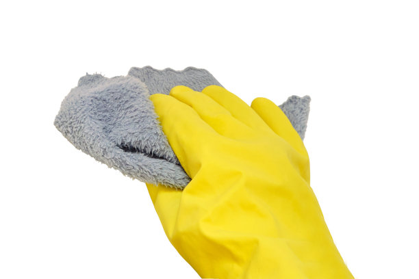 一名男子正在清洁浴室，用一块抹布擦拭水槽，抹布孤立在白色背景上。在洗手间使用黄色橡胶手套消毒图片下载