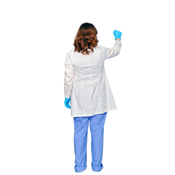 女医生在拜访一个孤立在白色背景上的病人的家时敲了敲门图片下载