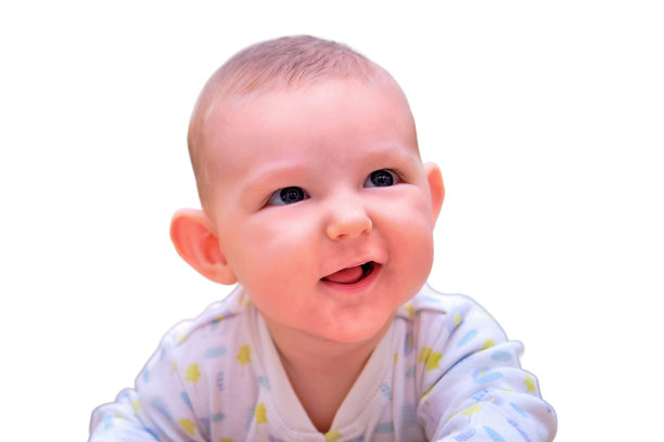 婴儿躺在地板上，微笑着，孤立地在白色背景上。四个月大的孩子躺在地毯上图片下载