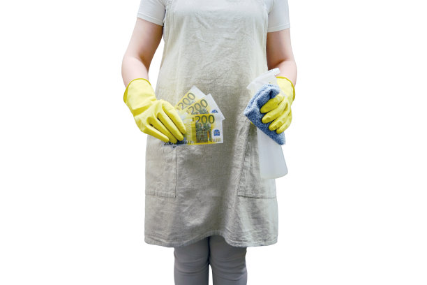 一名女子在打扫浴室时，手里拿着欧元，白色背景上孤零零的。在洗手间使用黄色橡胶手套消毒图片下载