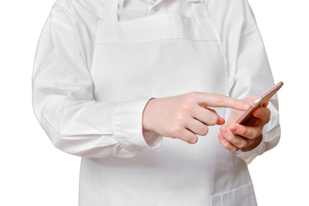 在一个孤立的白色背景上，男厨师把手指按在手机屏幕上。图片下载