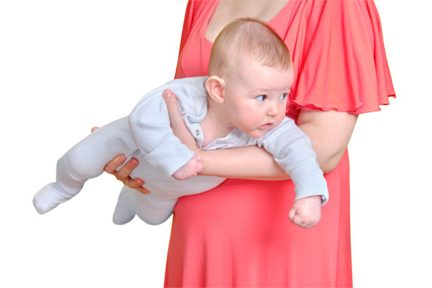 母亲和一个婴儿在一个孤立的白色背景。一位妇女怀里抱着一个四个月大的婴儿图片下载