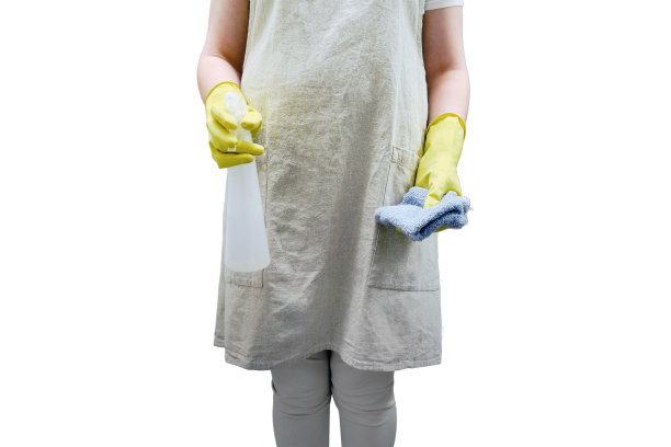 这个女人正在打扫家里的浴室，浴室被隔离在白色的背景上。在洗手间使用黄色橡胶手套消毒图片下载
