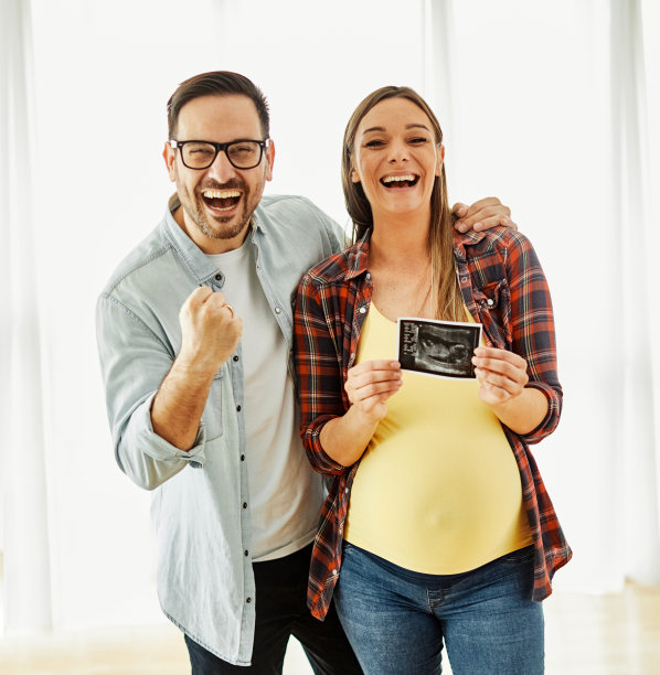 女人，怀孕的夫妇，男人，怀孕的家庭，母亲，爱，父亲，幸福的丈夫，婴儿，妻子，肚子，期待，结合，幸福，孕妇，父母，超声波扫描，图片，照片图片下载