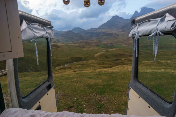 露营车外的风景与草地在普塔尔莱在比利牛斯山脉，普塔尔莱，法国新阿基坦图片下载