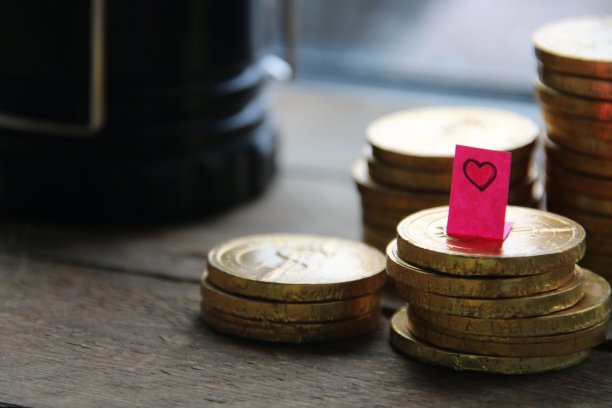 硬币以图表的形式排列。商业成功概念财富股票投资。图片下载