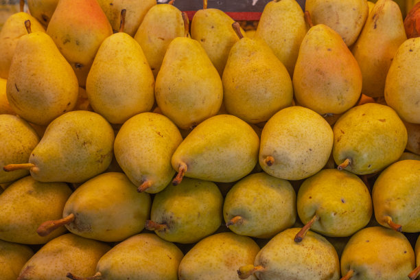 新鲜梨的特写。市场上的梨。图形设计师的背景知识。图片下载