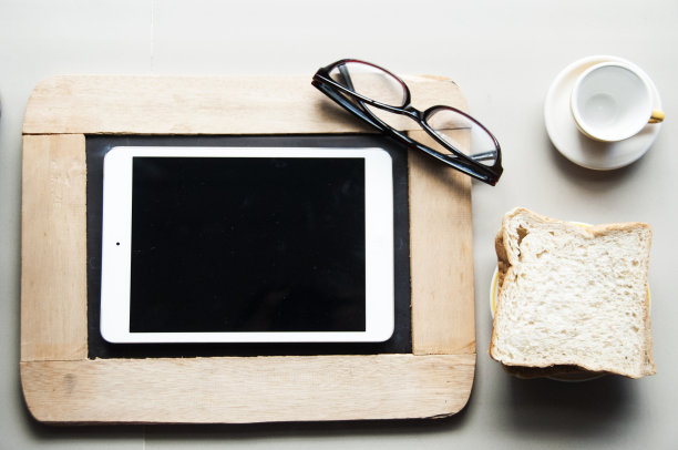 静物:技术智能手机的木制自由背景图片下载