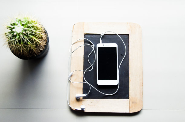 静物:技术智能手机的木制自由背景图片下载