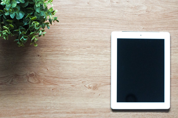 静物:技术智能手机的木制自由背景图片下载