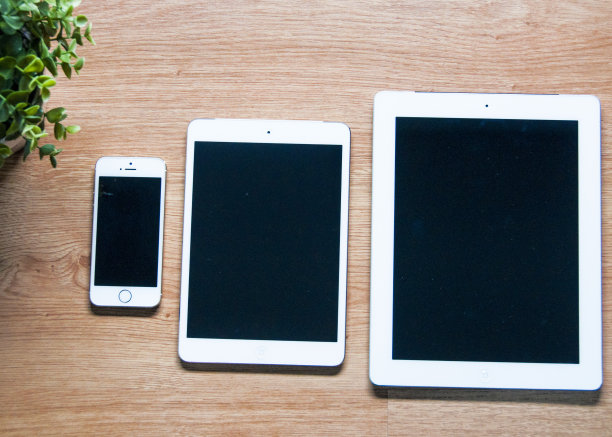 静物:技术智能手机的木制自由背景图片下载