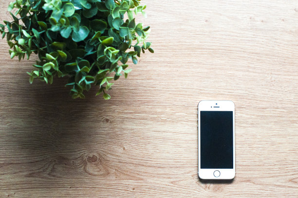 静物:技术智能手机的木制自由背景图片下载