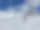 成熟的女子滑雪在阳光明媚的不拥挤的斜坡。科罗拉多州阿斯彭的雪场。图片下载