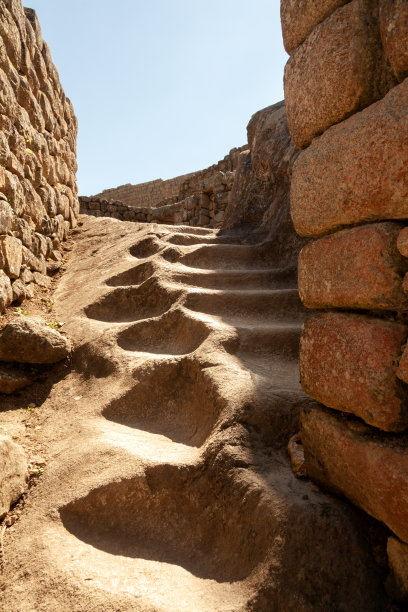 美丽的照片，古老的石墙和古老的岩石楼梯地面在印加，利马，秘鲁在一个阳光灿烂的日子图片下载