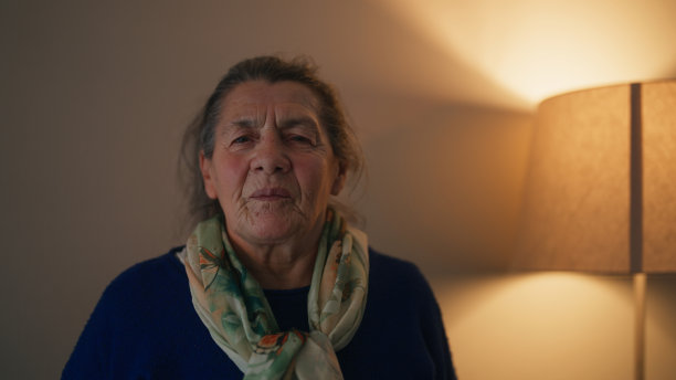 资深女性肖像图片下载