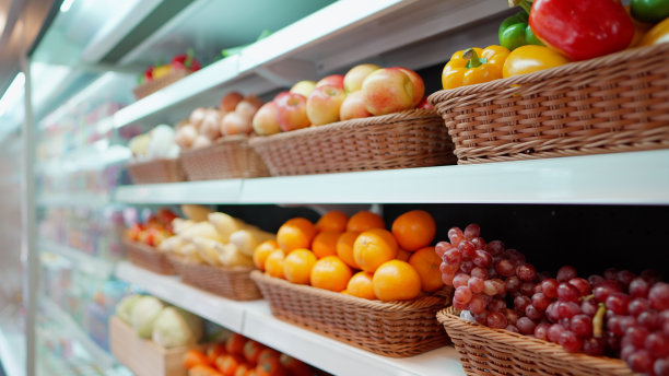 杂货店或购物中心货架上有大量新鲜健康的有机水果和蔬菜。超市果蔬部货架上各种环保生鲜产品。健康食品，烹饪原料。图片下载