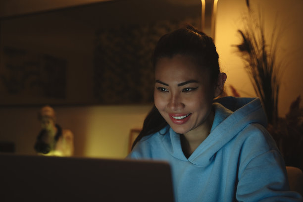 女人工作到很晚，在家用笔记本电脑图片下载