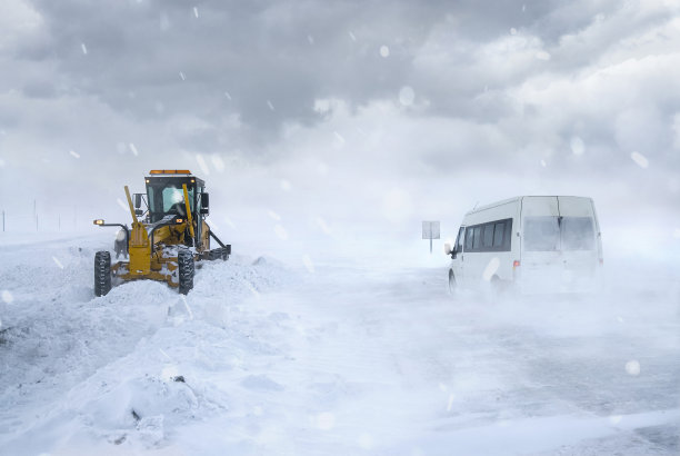 施工机器试图打开因暴风雪而关闭的高速公路图片下载