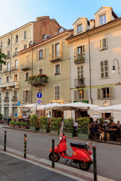 都灵的意大利街头生活，人行道咖啡馆图片下载