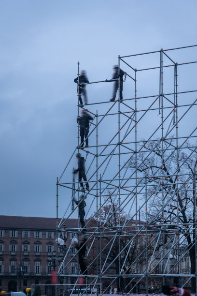 工人们正在安装舞台结构、脚手架图片下载