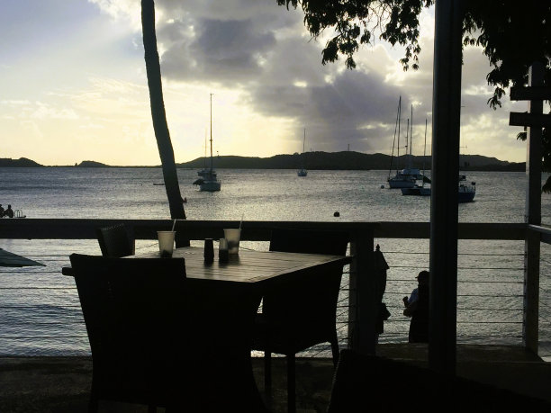 日落时分，美属维尔京群岛的圣托马斯图片下载