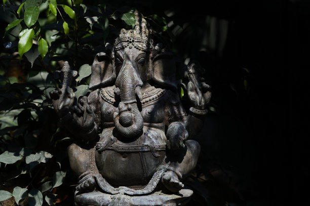 印度神甘尼萨的雕像在瑜伽一样的姿势图片下载