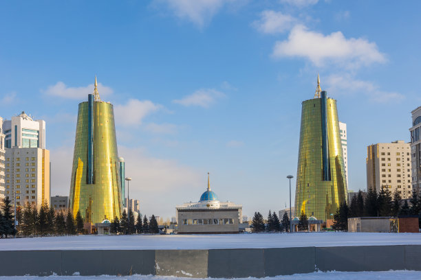 阿斯塔纳塔兰塔上的Ak Orda总统府全景。努尔苏丹，哈萨克斯坦，阳光明媚的冬日城市景观。图片下载