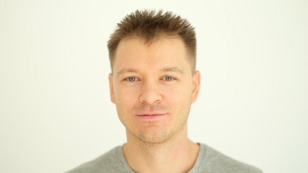 年轻健康男子的肖像与时尚的发型图片下载