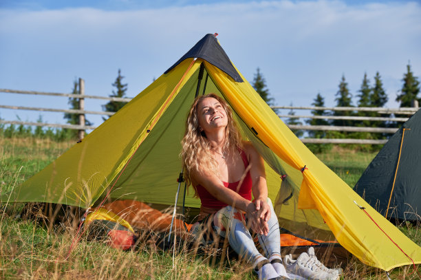 迷人的年轻女子，在山上徒步旅行。图片下载