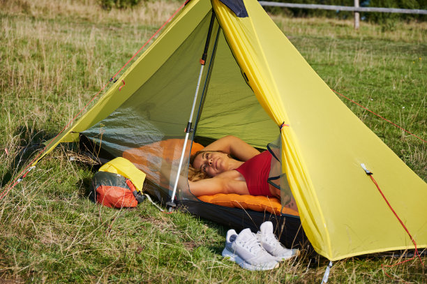 疲惫的女人在山上徒步，躺在帐篷里。图片下载
