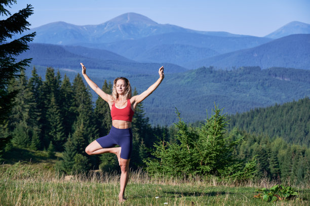 苗条的年轻女子做瑜伽，在山上练习瑜伽姿势。图片下载