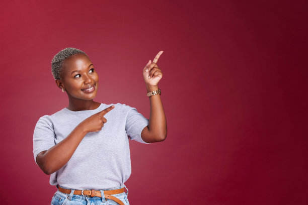 黑人妇女，模型和指向广告，营销或横幅对工作室的背景。快乐的非裔美国女性指向空的文案空间出售广告文字、信息或品牌图片下载