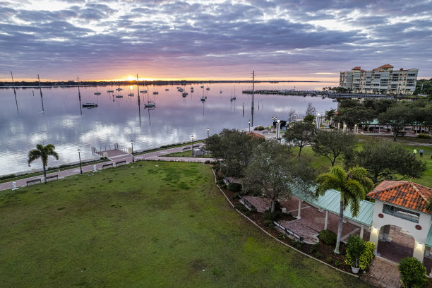 日出时可可村河边公园的航拍照片图片下载